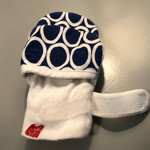 Baby slippers and newborn mittens - Picture 12 of 14